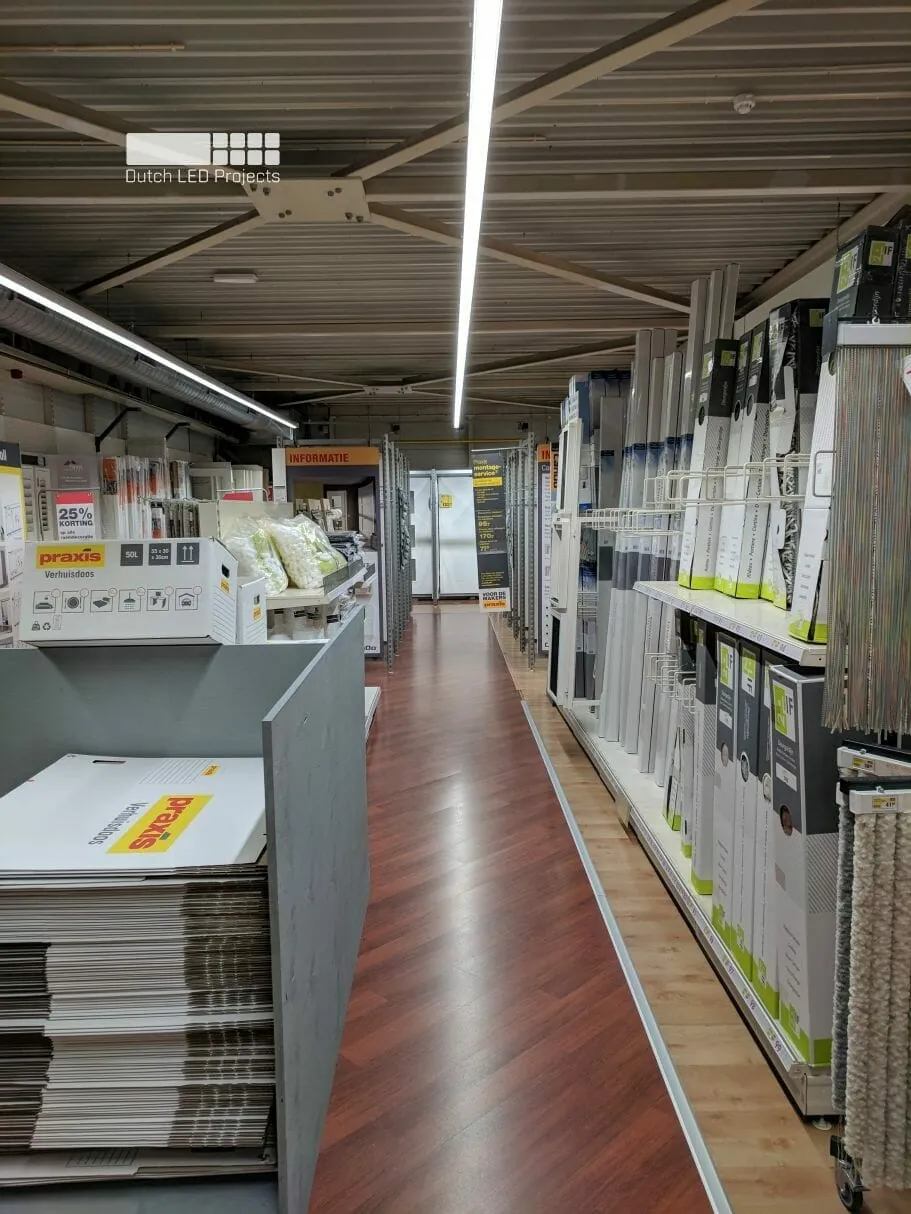 LED-lijnverlichting in een Praxis-winkel