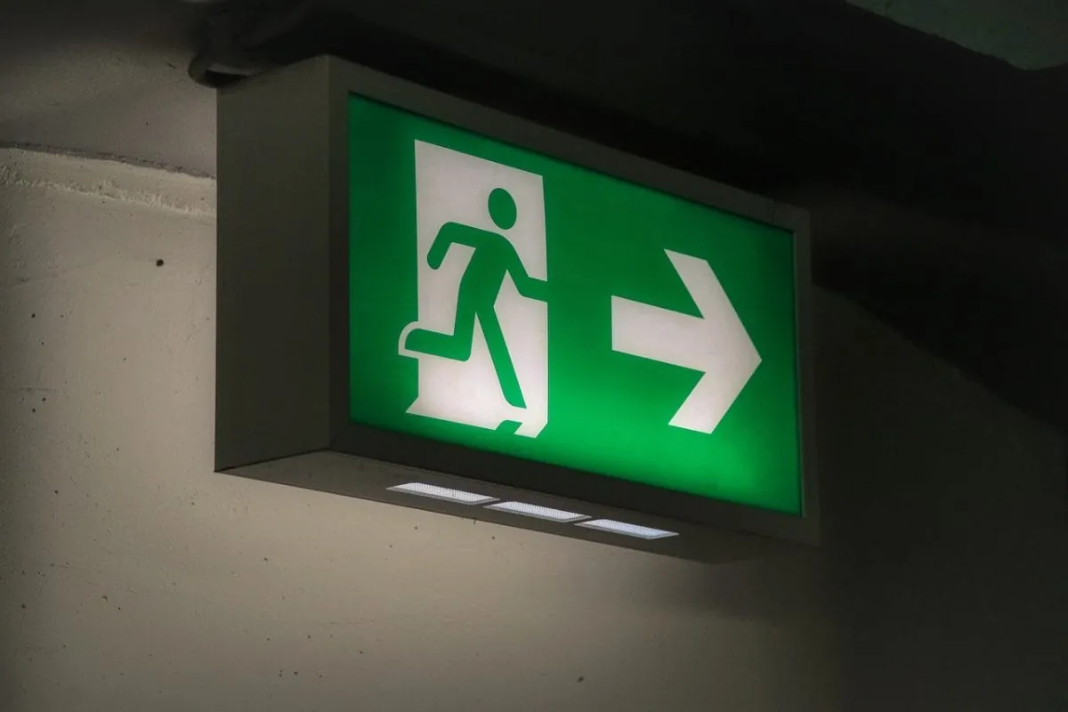 Eisen voor LED-noodverlichting op een rij