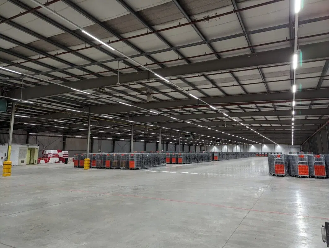 LED-verlichting in een productiehal bij Brabopack