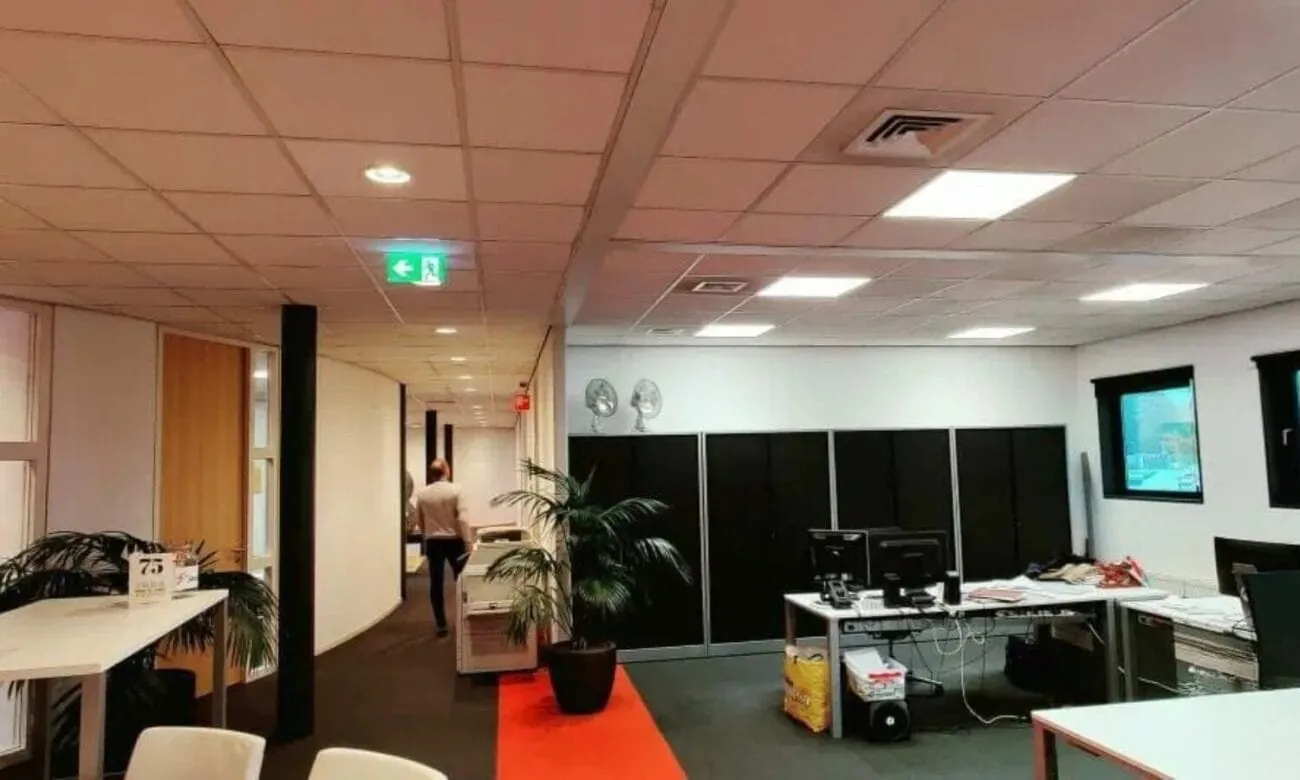 LED-kantoorverlichting in een kantoorruimte